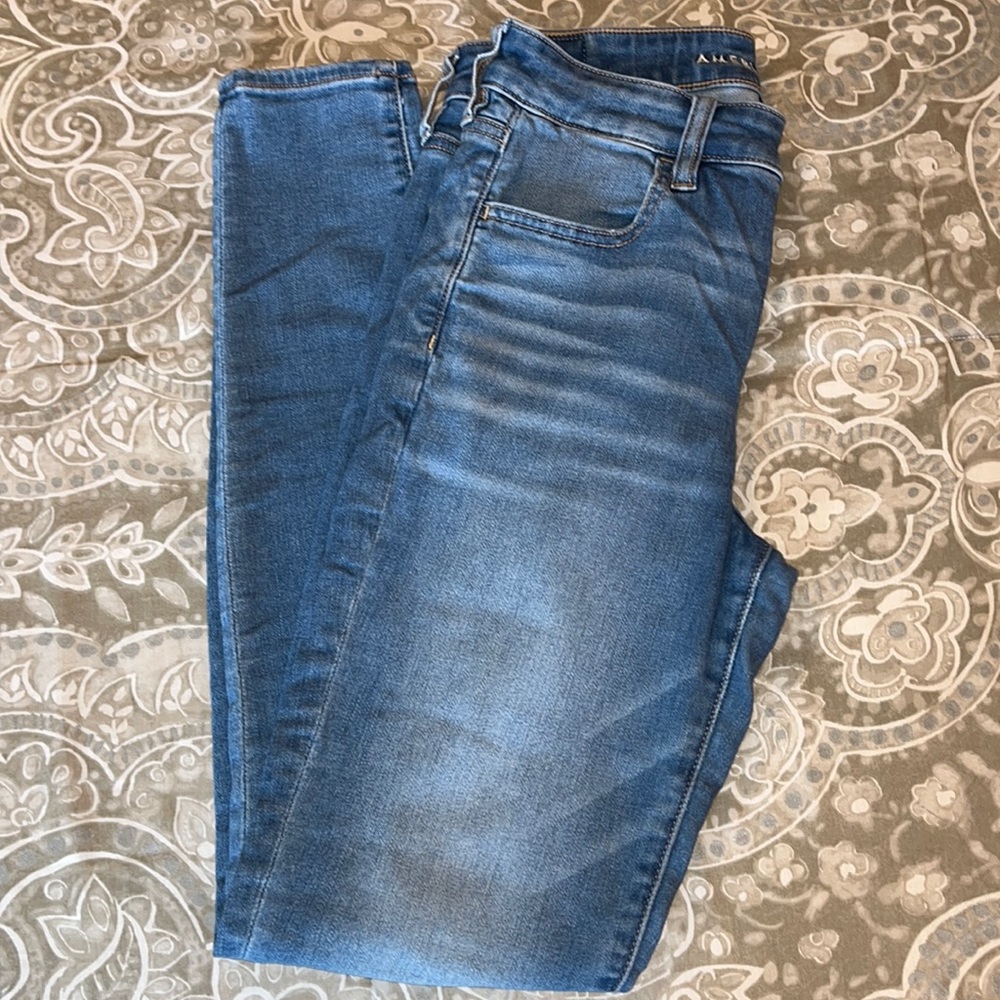 American Eagle Light-Washed High Rise Jegging